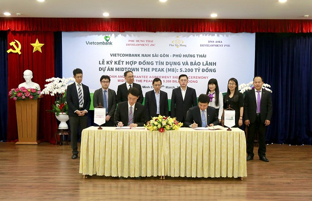 Ông Nguyễn Như Tưởng – Giám đốc Vietcombank Nam Sài Gòn (hàng đầu bên phải) và ông Gary Tseng – Tổng giám đốc Công ty TNHH Phát triển Phú Mỹ Hưng và CTCP Phú Hưng Thái ký kết hợp đồng.
