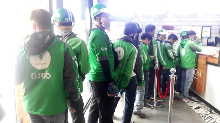 Rất nhiều shipper đồ ăn kiếm tiền triệu mỗi ngày mùa dịch Covid-19. Nguồn: internet