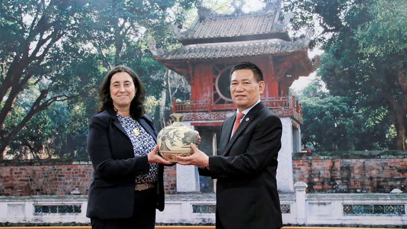 Bộ trưởng Bộ Tài chính Hồ Đức Phớc và Phó Chủ tịch WB phụ trách khu vực Đông Á – Thái Bình Dương Manuela Ferro.