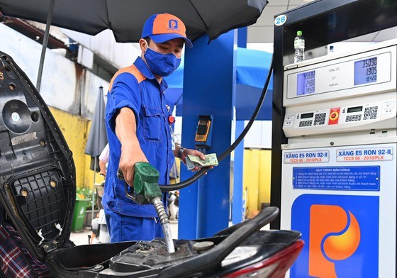 Giảm thuế bảo vệ môi trường với xăng, dầu, mỡ nhờn.