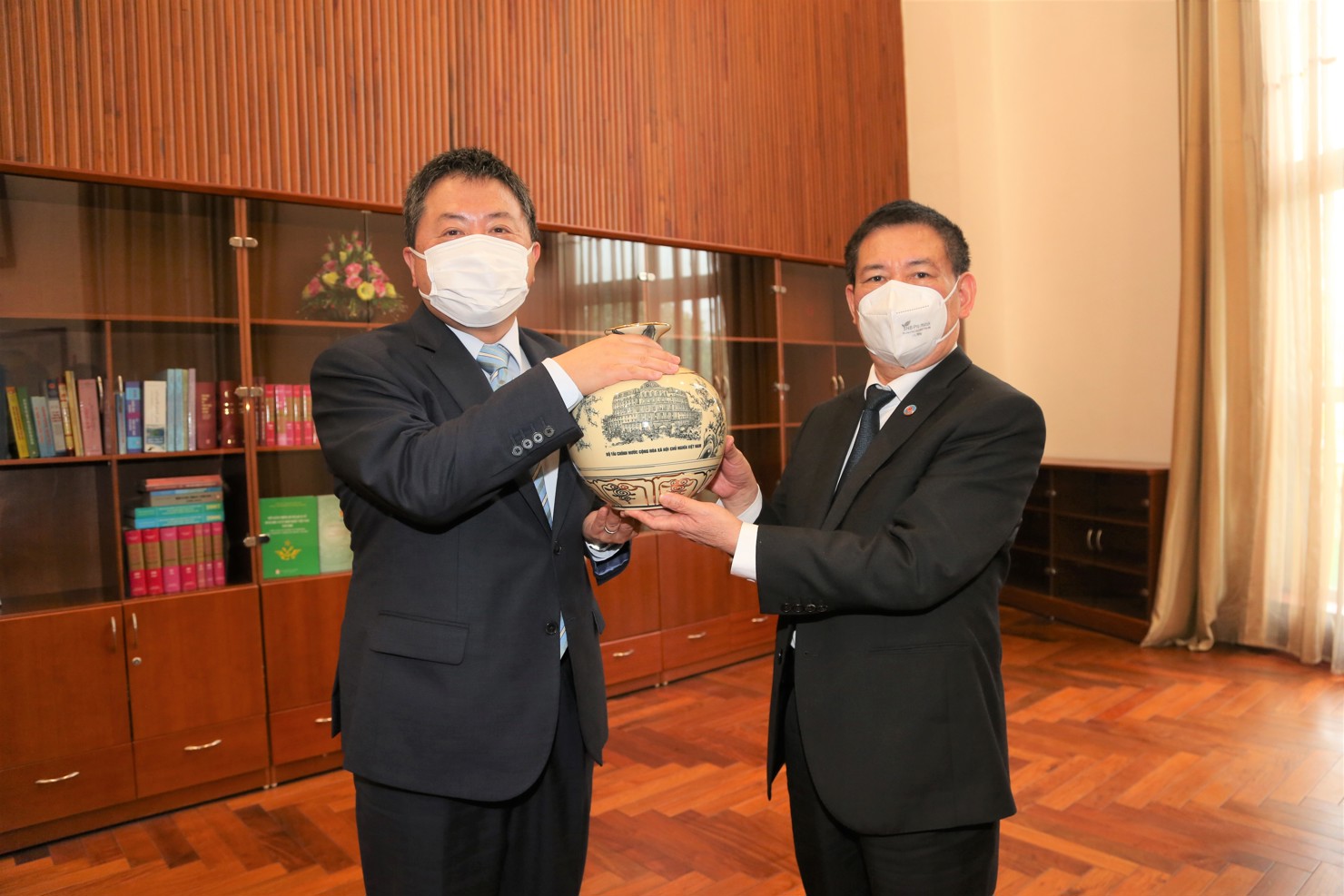 Bộ trưởng Hồ Đức Phớc và Trưởng Đại diện JICA tại Việt Nam Shimizu Akira.