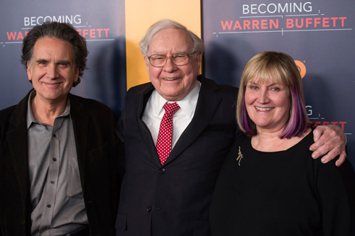 Warren Buffet và 2 người con Susan và Peter. Ảnh: BI.