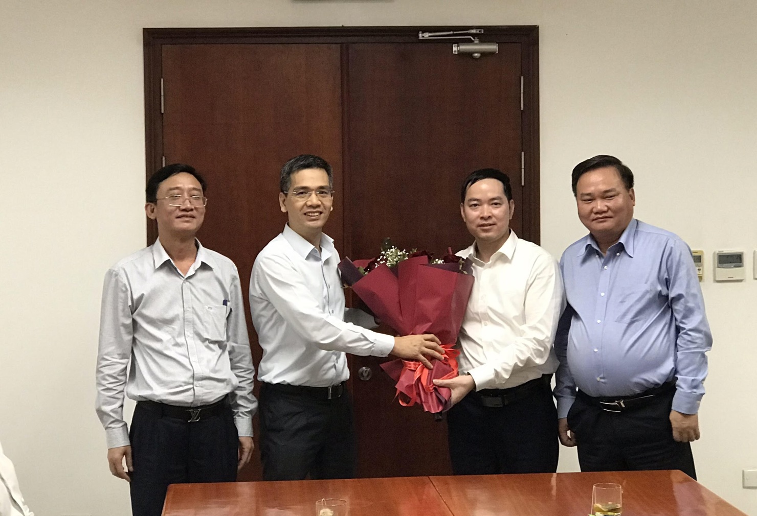Tập thể lãnh đạo Vụ Ngân sách nhà nước tặng hoa chúc mừng tân Phó Vụ trưởng Dương Tiến Dũng.