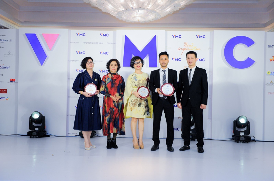 Chủ tịch Vũ Tiến Văn nhận chứng nhận Nhà Tài Trợ Bạc của Câu lạc bộ Du lịch MICE Việt Nam.