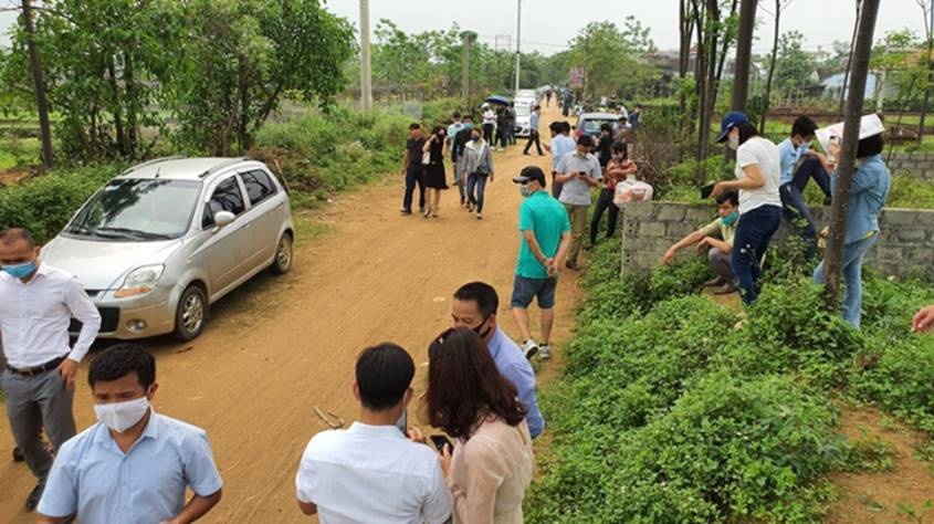 Mặc dịch Covid-19, các “cò” đất vẫn tụ tập tại khu vực Thạch Thất, ngoại thành Hà Nội. Nguồn: internet
