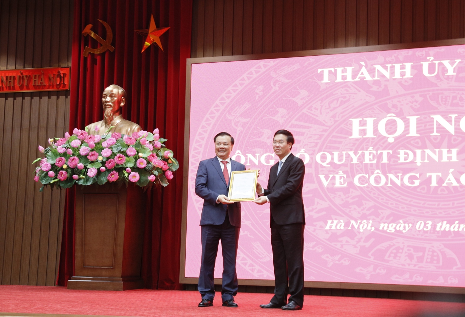 Đồng chí Võ Văn Thưởng trao quyết định của Bộ Chính trị cho đồng chí Đinh Tiến Dũng.