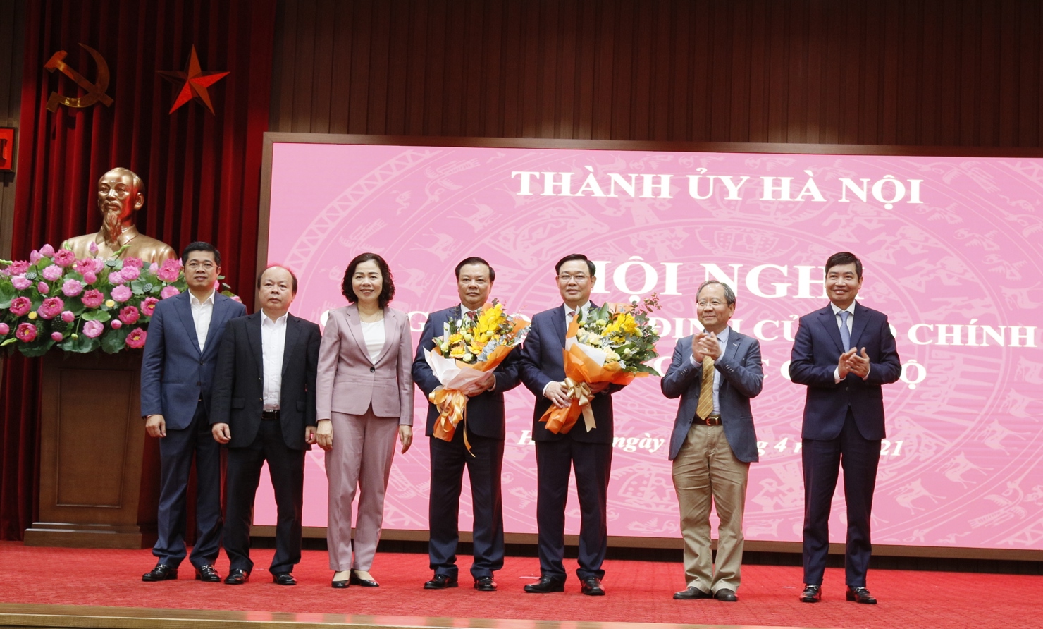 Tập thể L&atilde;nh đạo Bộ T&agrave;i ch&iacute;nh tặng hoa ch&uacute;c mừng đồng ch&iacute; Vương Đ&igrave;nh Huệ v&agrave; đồng ch&iacute; Đinh Tiến Dũng.