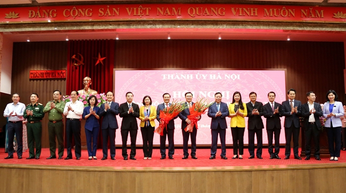  Các đồng chí Ban Thường vụ Thành ủy Hà Nội tặng hoa chúc mừng đồng chí Vương Đình Huệ và đồng chí Đinh Tiến Dũng.