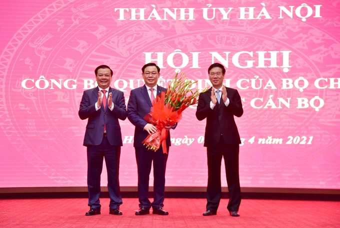 Thường trực Ban Bí thư Võ Văn Thưởng và Tân Bí thư Thành ủy Hà Nội Đinh Tiến Dũng chúc mừng đồng chí Vương Đình Huệ. 
