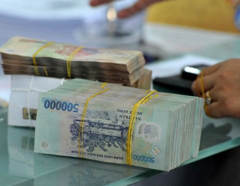 Giao dịch tại một ngân hàng cổ phần ở TP. Hồ Chí Minh. Ảnh: Anh Tú.