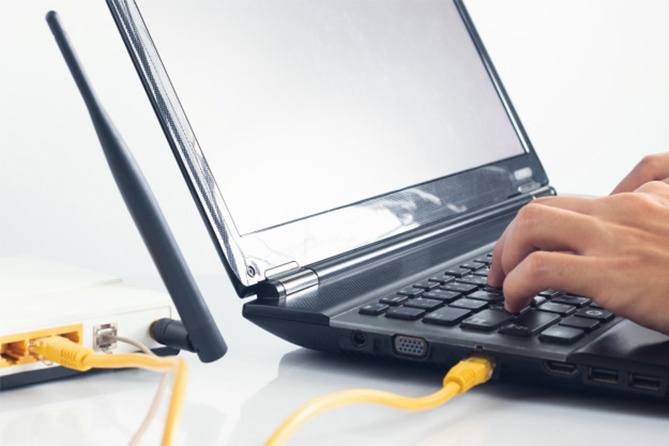 Dùng mạng có dây là cách đơn giản nhưng hiệu quả. Nguồn: internet