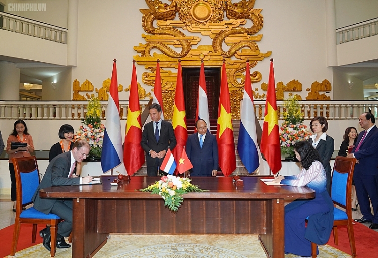 Trước sự chứng kiến của Thủ tướng Chính phủ Nguyễn Xuân Phúc và Thủ tướng Hà Lan Mark Rutte, Thứ trưởng Vũ Thị Mai và Thứ trưởng Menno Snel ký kết hiệp định hợp tác về hải quan. Ảnh: VGP/Quang Hiếu