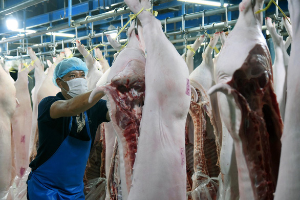 Cơ sở giết mổ heo Thy Thọ (thị xã Long Khánh, Đồng Nai) chuẩn bị lô hàng cung cấp cho một hệ thống siêu thị - Ảnh: A LỘC