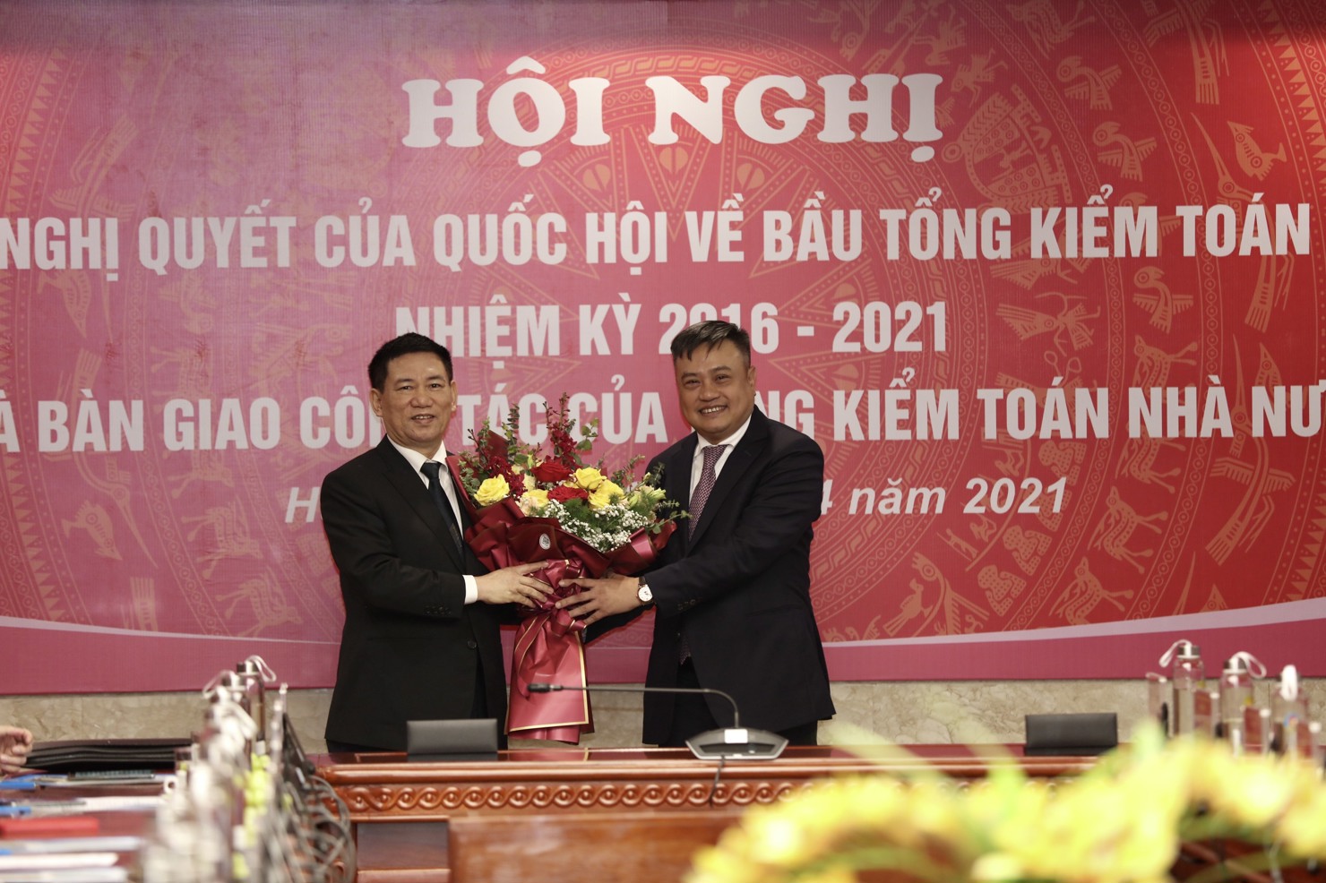 Tổng Kiểm toán Nhà nước Trần Sỹ Thanh tặng hoa cho nguyên Tổng Kiểm toán Nhà nước, Bộ trưởng Bộ Tài chính Hồ Đức Phớc. Ảnh: www.sav.gov.vn