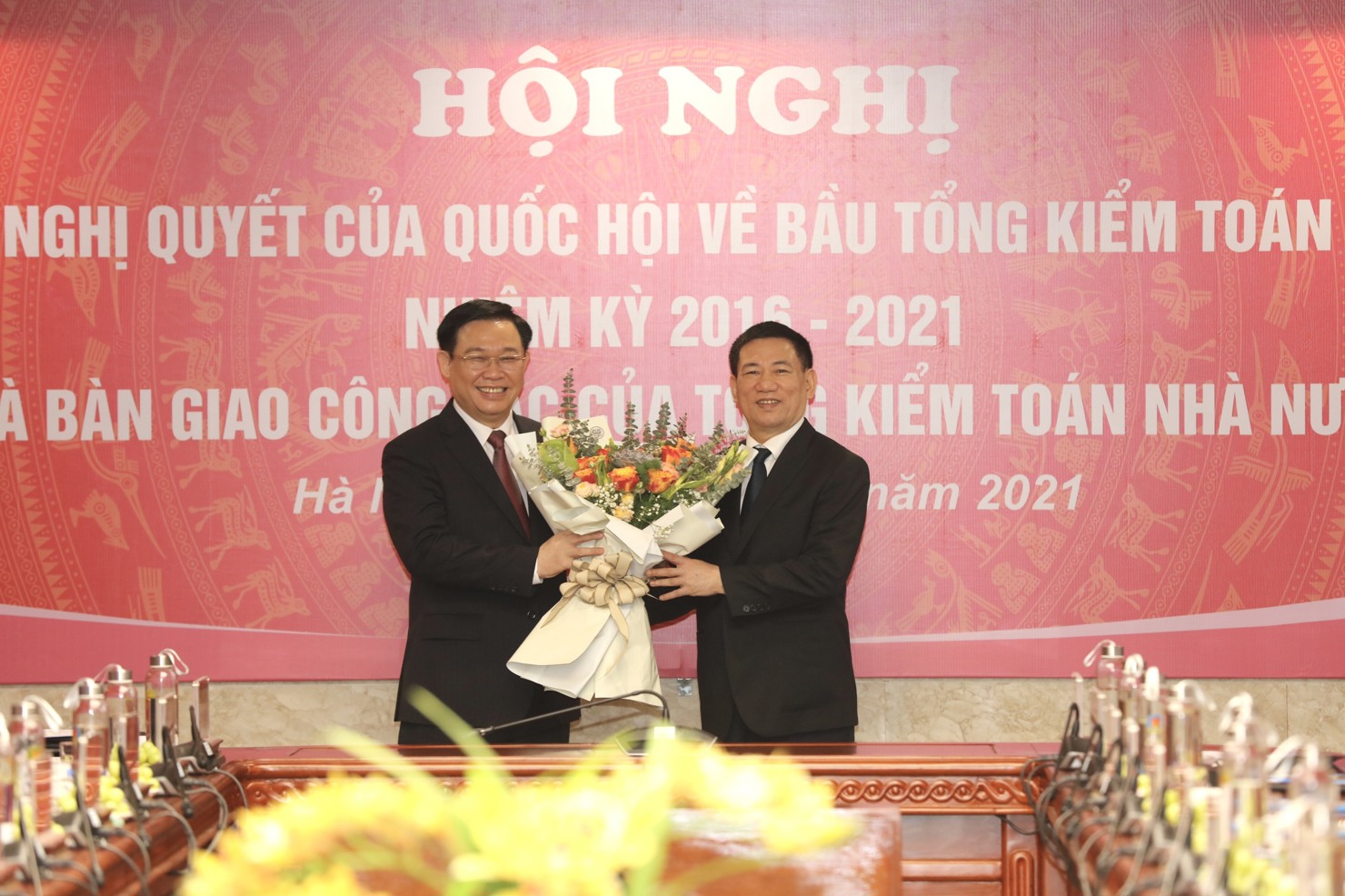 Chủ tịch Quốc hội tặng hoa chúc mừng nguyên Tổng Kiểm toán Nhà nước, Bộ trưởng Bộ Tài chính Hồ Đức Phớc. Ảnh: www.sav.gov.vn