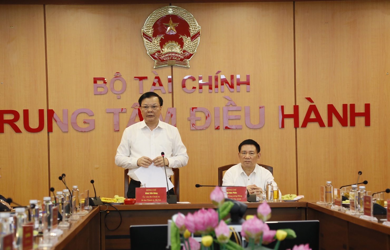 Đồng ch&iacute; Đinh Tiến Dũng - Ủy vi&ecirc;n Bộ Ch&iacute;nh trị, B&iacute; thư Th&agrave;nh ủy H&agrave; Nội, nguy&ecirc;n Bộ trưởng Bộ T&agrave;i ch&iacute;nh ph&aacute;t biểu tại hội nghị.