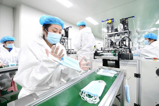 Một dây chuyền sản xuất khẩu trang y tế tại công ty ở Đường Sơn, Hà Bắc, Trung Quốc. Ảnh: Xinhua.