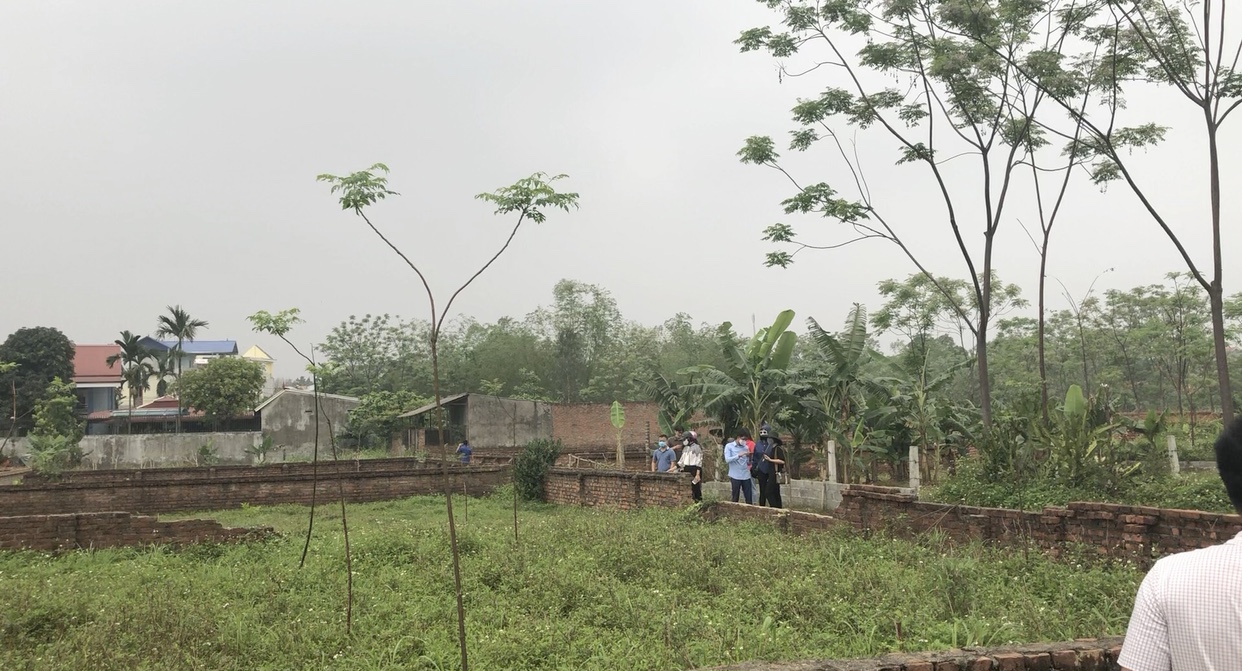 Khu đất giãn dân được phân ra khoảng 50 lô chia cho người dân vào 15 năm trước, nhưng hiện tại vẫn để không, chưa có người ở, cỏ mọc um tùm.