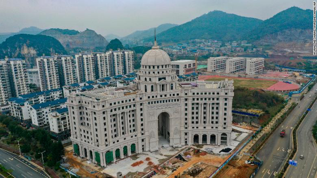 Một tòa nhà ở thành phố Liễu Châu, Trung Quốc sẽ là chi nhánh của Ngân hàng Xây dựng Trung Quốc (CCB), ngân hàng lớn thứ hai thế giới. CCB có 3,4 nghìn tỷ đô la tài sản - nhiều hơn gần 1 nghìn tỷ đô la so với JPMorgan Chase, ngân hàng lớn nhất của Mỹ (Ảnh: CNN)