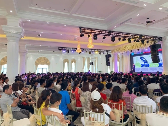 Rất đông người dân tham gia vào các buổi hội thảo của các tập đoàn tài chính "ma".
