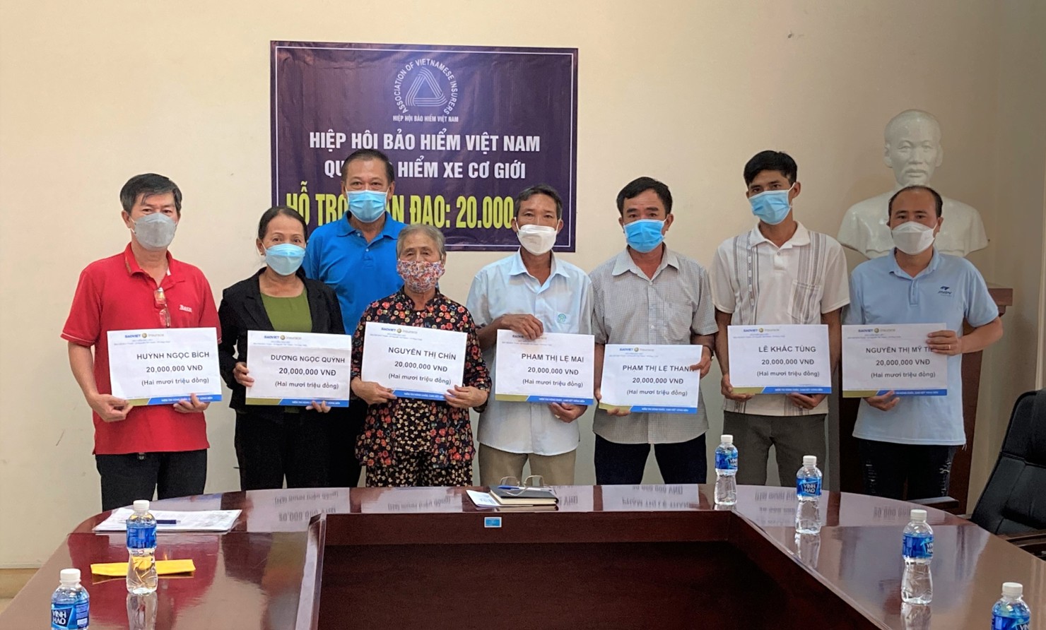 Đại diện Quỹ Bảo hiểm xe cơ giới trao hỗ trợ nhân đạo cho gia đình các nạn nhân tử vong do tai nạn giao thông tại Bình Thuận.