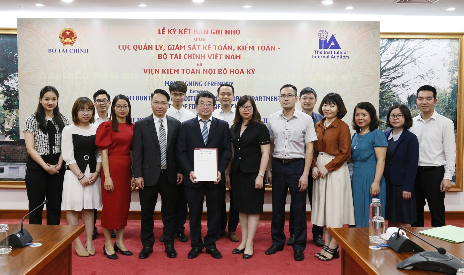 C&aacute;c đại biểu tham dự lễ k&yacute; kết tại điểm cầu Bộ T&agrave;i ch&iacute;nh.