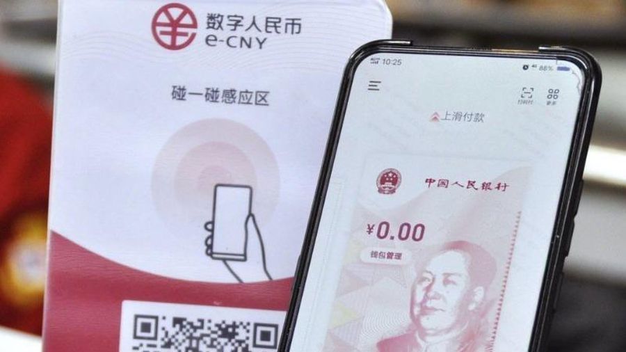 Li Bo, Phó thống đốc Ngân hàng Nhân dân Trung Quốc (PBOC), cũng cho biết mục tiêu của đồng nhân dân tệ kỹ thuật số hoặc e-CNY (nhân dân tệ điện tử của Trung Quốc) không phải để thay thế sự thống trị của đồng USD trên thị trường quốc tế. PBOC bắt đầu nghiên cứu đồng nhân dân tệ kỹ thuật số vào năm 2014 và gần đây đã khởi động một số dự án thử nghiệm trên khắp Trung Quốc, cho phép người dân các thành phố bao gồm Thâm Quyến và Bắc Kinh thử nghiệm đồng tiền này với các nhà bán lẻ. Đồng CNY điện tử nhằm mục đích thay thế tiền mặt và tiền xu trong lưu thông và thúc đẩy thanh toán không dùng tiền mặt ở Trung Quốc. Nó không phải là một loại tiền điện tử và không được thiết kế giống như bitcoin. "Đối với Thế vận hội Mùa đông Bắc Kinh sắp tới, chúng tôi sẽ cố gắng cung cấp e-CNY không chỉ cho người dùng trong nước mà còn cho các vận động viên quốc tế và du khác", ông Li nói. Phó thống đốc PBOC cho biết ngân hàng trung ương Trung Quốc sẽ đưa vào "nhiều kịch bản hơn và nhiều thành phố hơn" để t