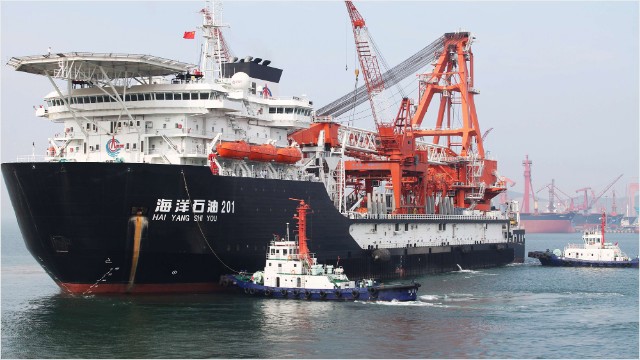 Nền kinh tế Trung Quốc đang được hưởng lợi do giá dầu sụt giảm mạnh.  Ảnh: CNN