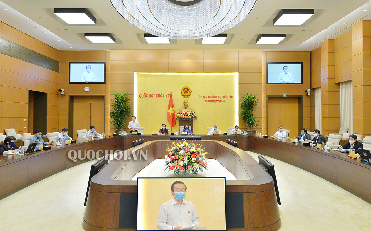 Phó Chủ tịch Quốc hội Phùng Quốc Hiển kết luận nội dung thảo luận. Nguồn: QH