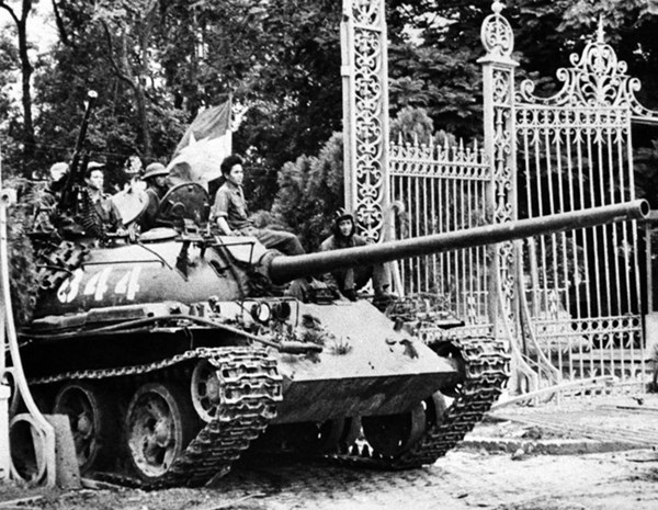 Xe tăng húc đổ cổng chính, tiến vào sân Dinh Độc Lập sáng ngày 30/4/1975. Nguồn; internet