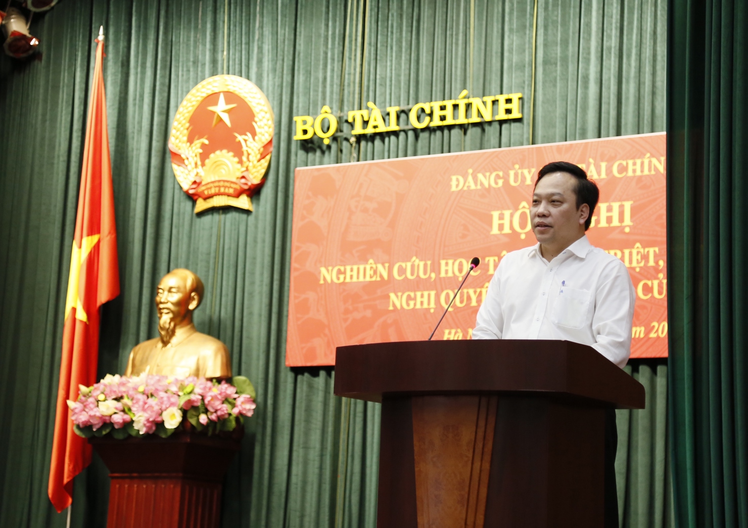 Đồng ch&iacute; Đỗ Việt H&agrave;, Ph&oacute; B&iacute; thư Đảng uỷ Khối c&aacute;c cơ quan Trung ương tr&igrave;nh b&agrave;y những nội dung cơ bản của Nghị quyết Đại hội lần thứ XIII của Đảng.