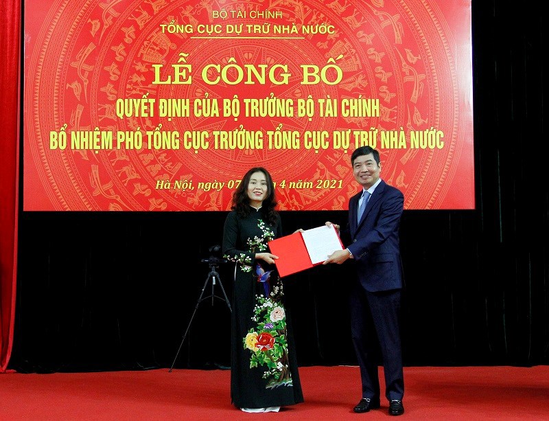  Thứ trưởng Bộ Tài chính Tạ Anh Tuấn trao quyết định bổ nhiệm cho tân Phó Tổng cục trưởng Tổng cục DTNN Nguyễn Thị Phố Giang.