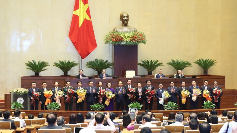 Chủ tịch nước Nguyễn Xu&acirc;n Ph&uacute;c, Thủ tướng Phạm Minh Ch&iacute;nh, Chủ tịch Quốc hội Vương Đ&igrave;nh Huệ ch&uacute;c mừng c&aacute;c đồng ch&iacute; vừa được Quốc hội ph&ecirc; chuẩn bổ nhiệm. Ảnh: VGP
