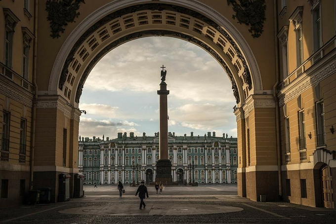 Quảng trường Cung điện ở St. Petersburg (Nga) giữa tháng 4. Ảnh: NYT