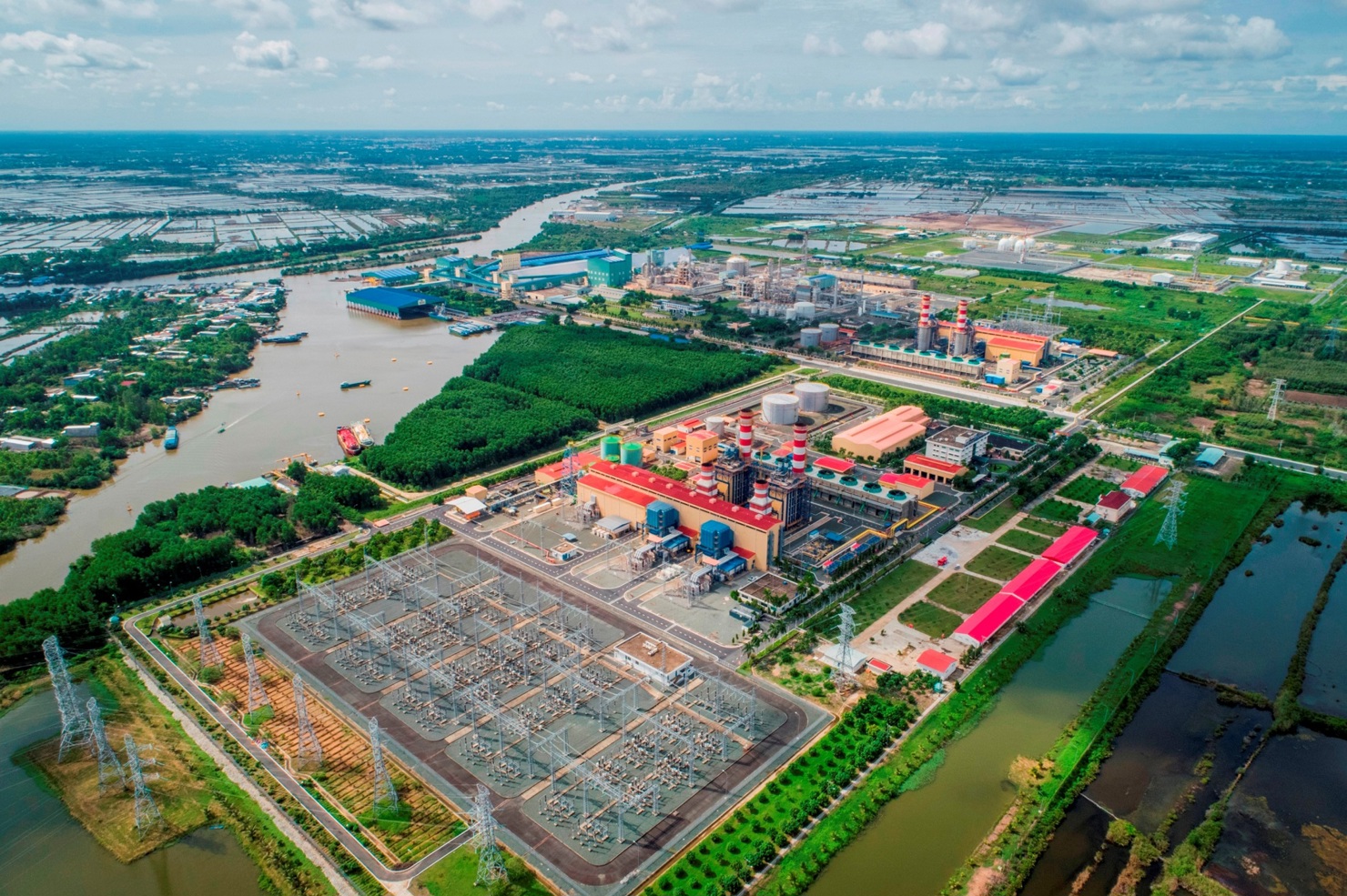 Tập đoàn Dầu khí Việt Nam - đầu tàu năng lượng của nền kinh tế đất nước (Trong ảnh: Toàn cảnh Cụm Khí - Điện - Đạm Cà Mau). Ảnh: Tư liệu