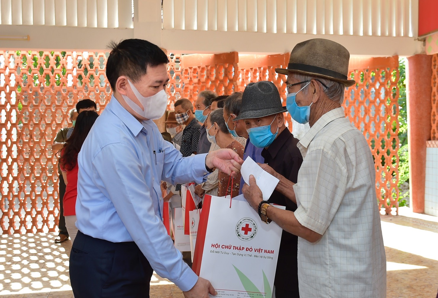 Bộ trưởng Hồ Đức Phớc tặng quà cho các bệnh nhân có hoàn cảnh khó khăn tại Bệnh viện Phong - Da liễu Trung ương Quy Hòa. Ảnh: MT.