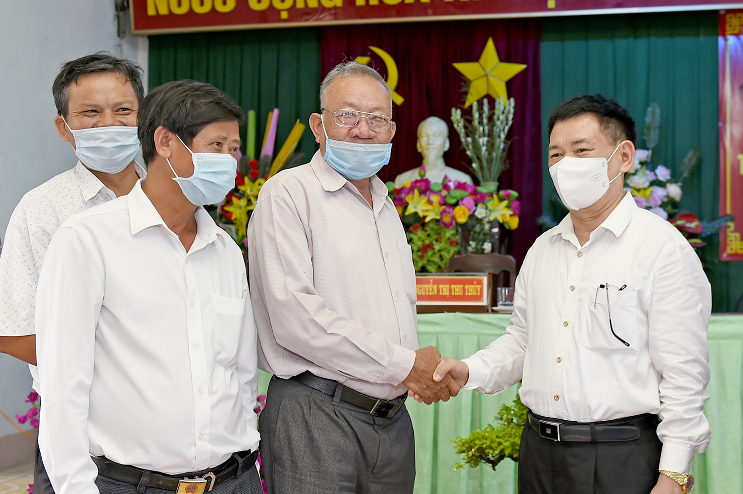 Cử tri trao đổi b&ecirc;n lề Hội nghị với Bộ trưởng Hồ Đức Phớc (ngo&agrave;i c&ugrave;ng b&ecirc;n phải). Ảnh: Minh Tuấn