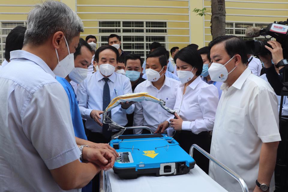 Phó Chủ tịch UBND TP Hà Nội Chử Xuân Dũng kiểm tra trang thiết bị công tác cấp cứu phục vụ SEA Games 31 tại Nhà văn hóa Trung tâm Huấn luyện và Thi đấu TDTT Hà Nội. Ảnh: Trần Thảo  