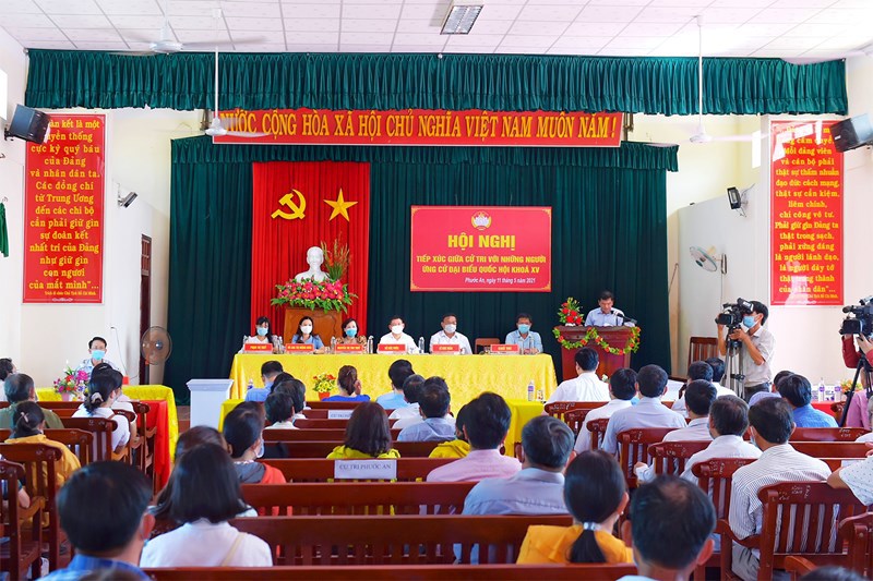 C&aacute;c ứng cử vi&ecirc;n đại biểu Quốc hội tiếp x&uacute;c cử tri tại x&atilde; Phước An, huyện Tuy Phước, tỉnh B&igrave;nh Định, chiều ng&agrave;y 11/5/2021. Ảnh: Minh Tuấn