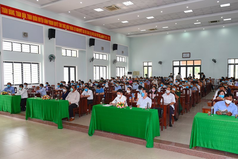To&agrave;n cảnh hội nghị tiếp x&uacute;c cử tri tại huyện Vĩnh Thạnh, tỉnh B&igrave;nh Định s&aacute;ng ng&agrave;y 12/5/2021. Ảnh: Minh Tuấn