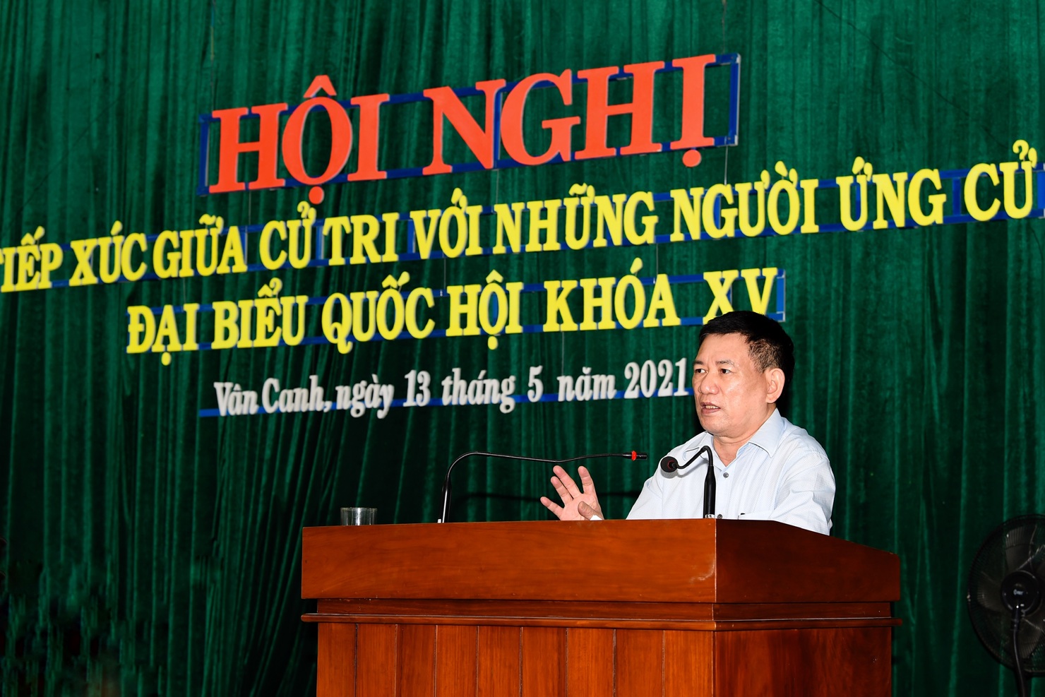 &nbsp;Bộ trưởng Hồ Đức Phớc tr&igrave;nh b&agrave;y chương tr&igrave;nh h&agrave;nh động của m&igrave;nh trước cử tri Thị trấn V&acirc;n Canh, huyện V&acirc;n Canh, tỉnh B&igrave;nh Định, chiều ng&agrave;y 13/5/2021. Ảnh: Minh Tuấn