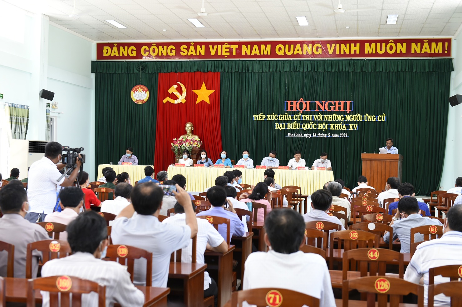 Hội nghị nhận&nbsp;được&nbsp;sự quan t&acirc;m của b&agrave; con l&agrave; cử tri Thị trấn V&acirc;n Canh, huyện V&acirc;n Canh, tỉnh B&igrave;nh Định, chiều ng&agrave;y 13/5/2021. Ảnh: Minh Tuấn