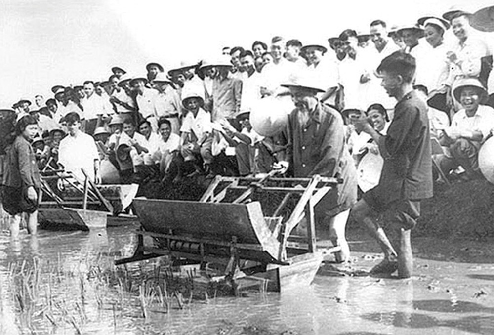 Chủ tịch Hồ Chí Minh thăm và trực tiếp vận hành thử nghiệm máy cấy tại Trại thí nghiệm thuộc Sở Nông lâm – Hà Nội (năm 1960).