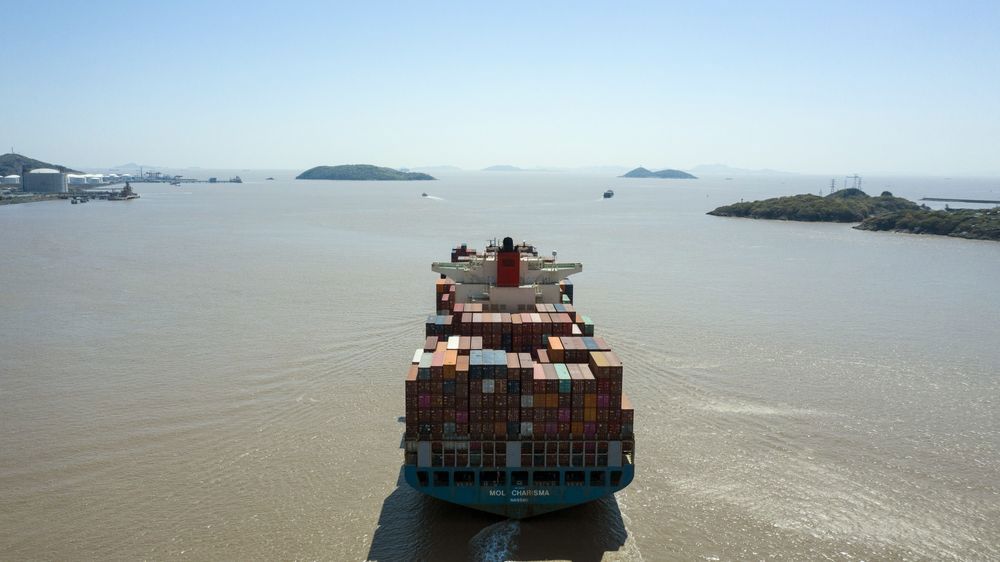 Các doanh nghiệp lại đang gặp khó khăn vì giá nguyên liệu tăng vọt. Ảnh: Bloomberg