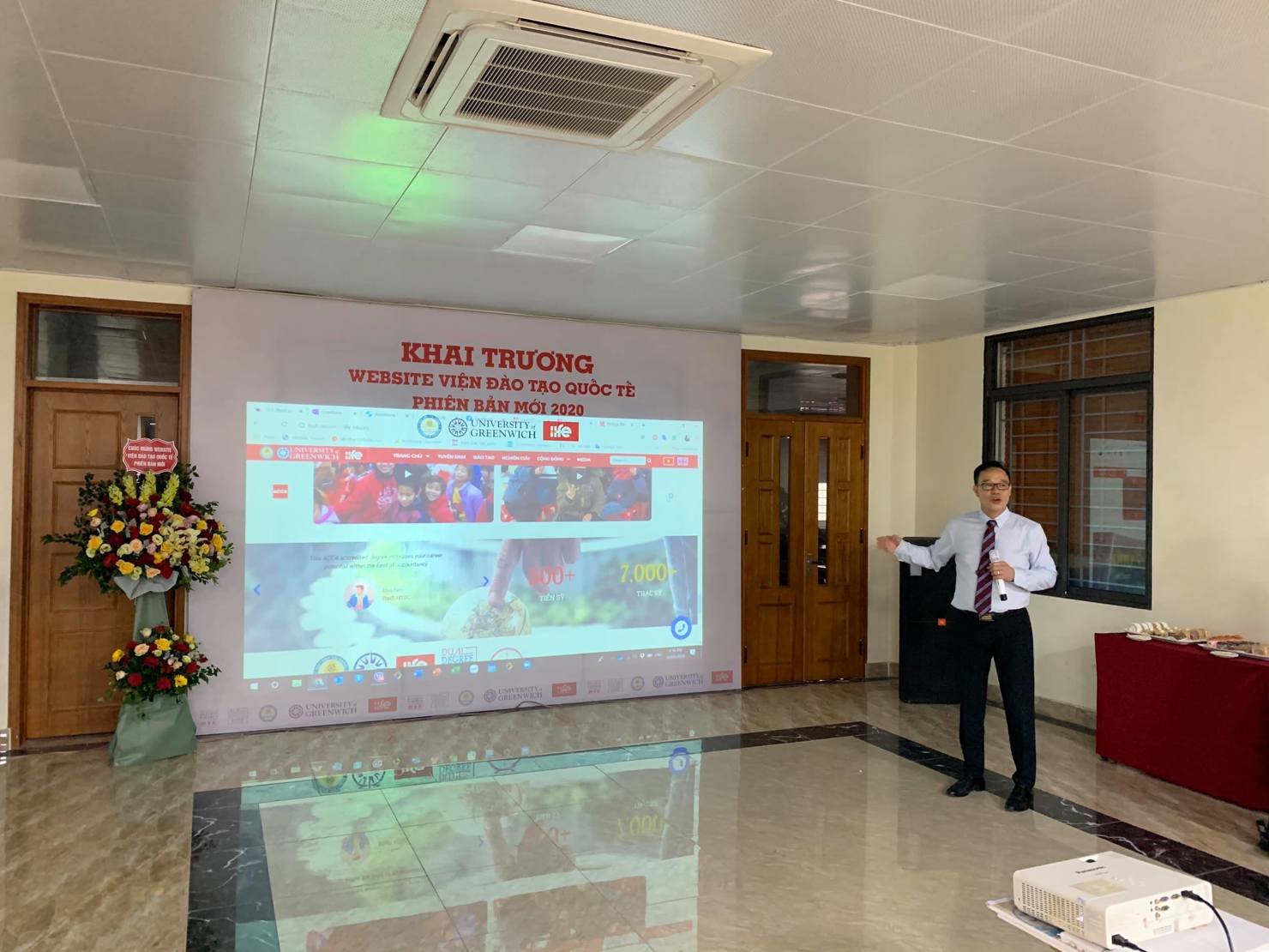 PGS.TS Bùi Đường Nghiêu - Viện trưởng Viện ĐTQT giới thiệu phiên bản mới 2020 website Viện ĐTQT. Ảnh: Viện ĐTQT.