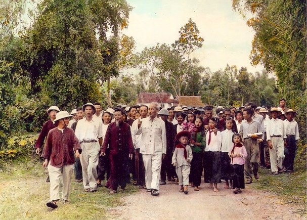 Bác Hồ về thăm quê Nam Đàn, Nghệ An (năm 1957). Ảnh: TL.