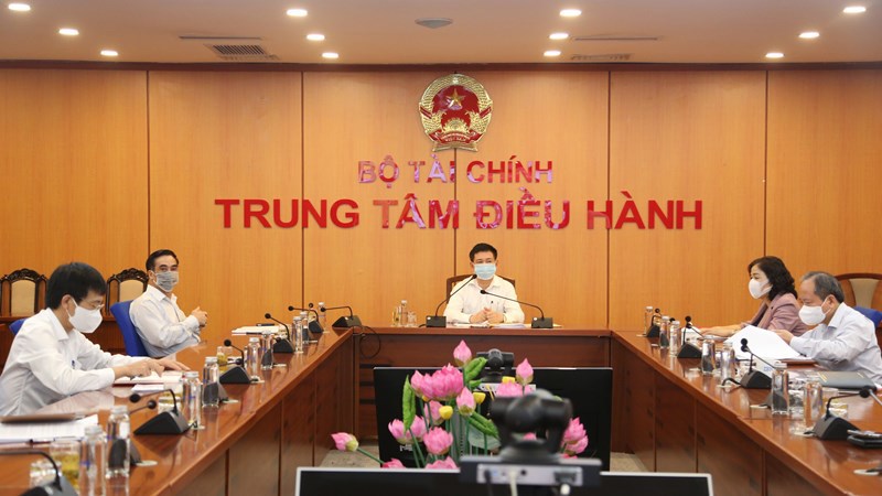 Bộ trưởng Hồ Đức Phớc chủ trì cuộc họp giao ban đánh giá tình hình thực hiện công tác tháng 4/2021, kế hoạch triển khai công tác tháng 5/2021 tại điểm cầu Trung tâm điều hành Bộ Tài chính, ngày 17/5/2021.