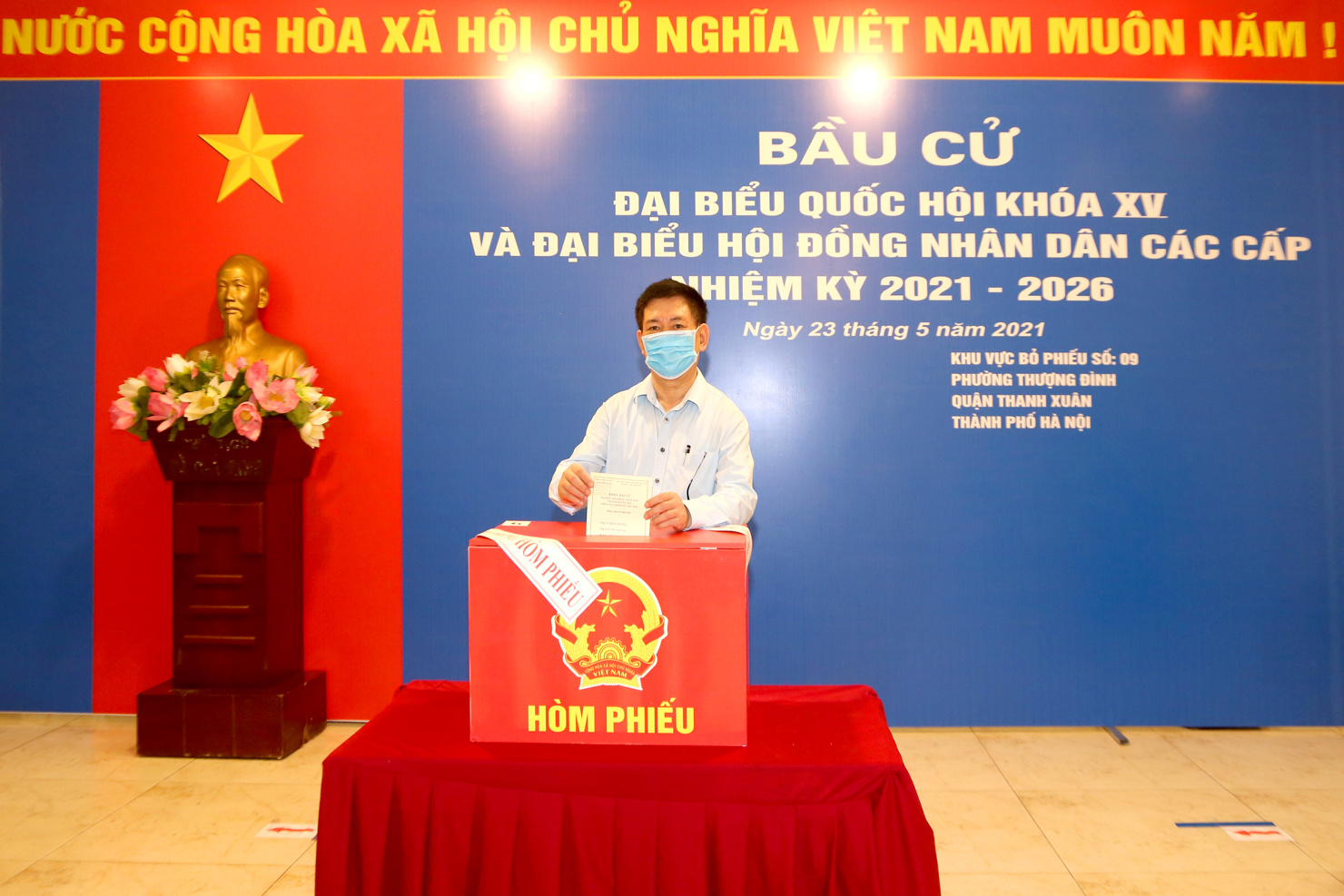 Bộ trưởng Hồ Đức Phớc bỏ phiếu tại khu vực bỏ phiếu số 09, phường Thượng Đình, quận Thanh Xuân, TP. Hà Nội. Ảnh: Đức Minh