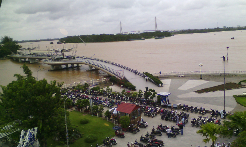  Cồn Ấu giữa dòng sông Hậu là nơi đang thu hút các nhà đầu tư xây dựng các dự án du lịch và giải trí. 