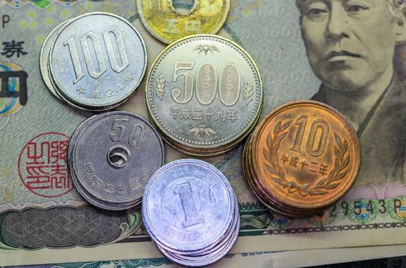  Nhật Bản đang xem xét gói kích thích mới trị giá gần 1.000 tỷ USD.   Ảnh: CNN 